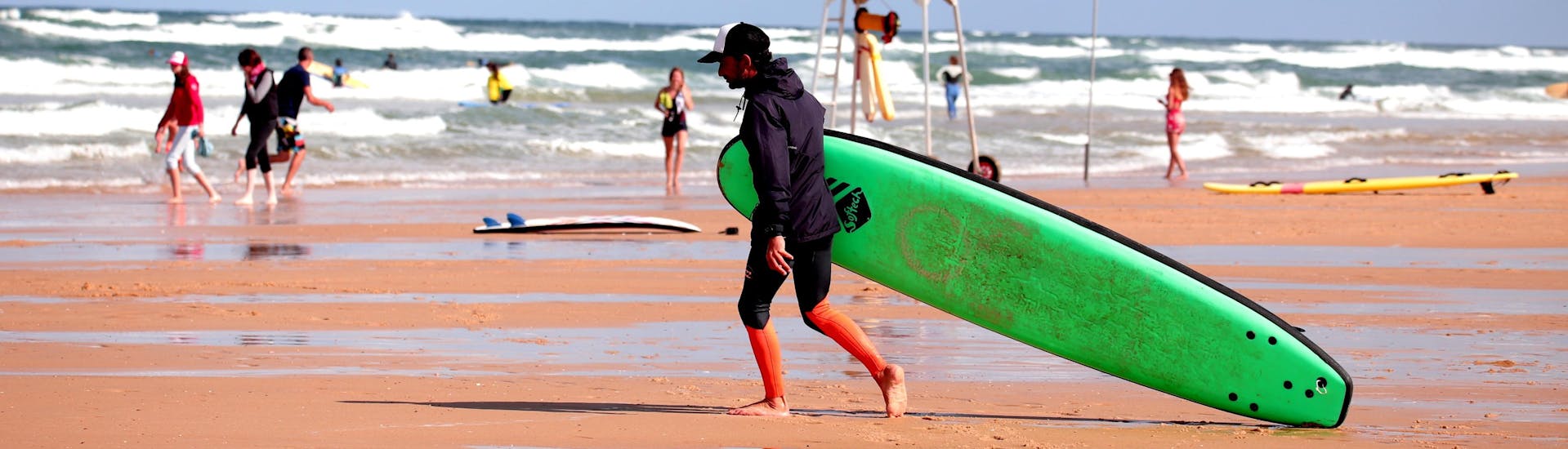 Une jeune femme fait du surf dans la destination de vacances Landes.