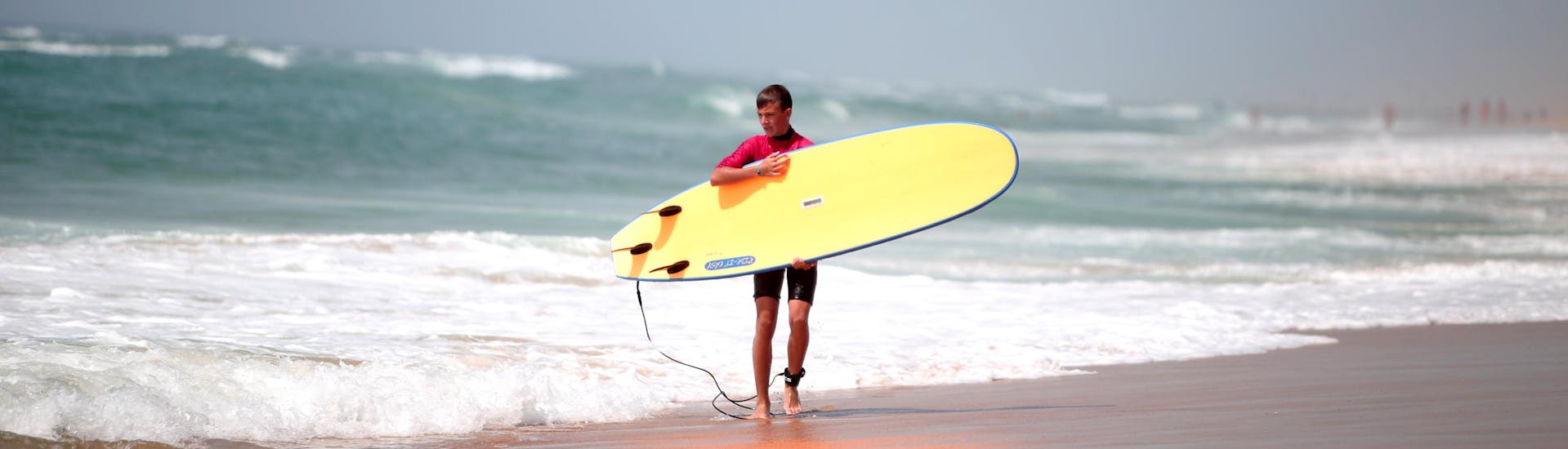Una surfista sfida le onde facendo surf presso Seignosse.