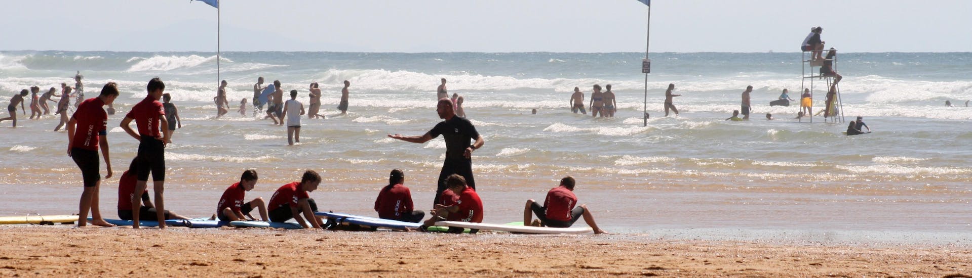 Una surfista sfida le onde facendo surf presso Vieux Boucau.