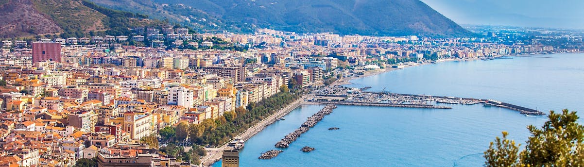 Salerno Bootstouren Mehrere Boote in Küstennähe während einer Bootstour nach Salerno.