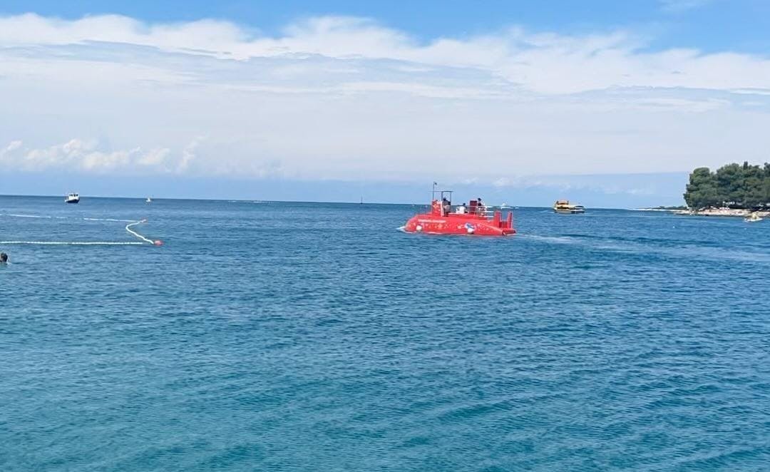 Semisubmarine Zelena Laguna Panorama mozzafiato con montagne e mare, dove hanno luogo le attività di Semisubmarine Zelena Laguna Porec.