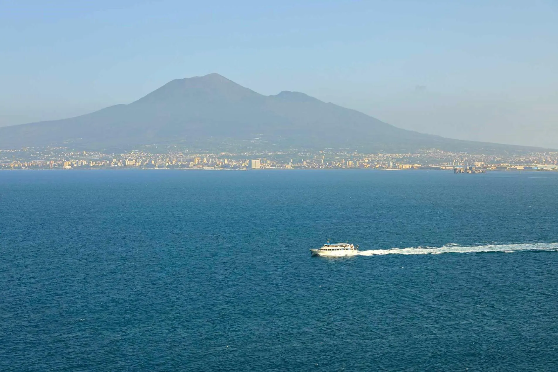 Seremar srl Sorrento Beeindruckende Landschaften mit Bergen und Meer, wo Aktivitäten von Seremar Sorrento stattfinden.