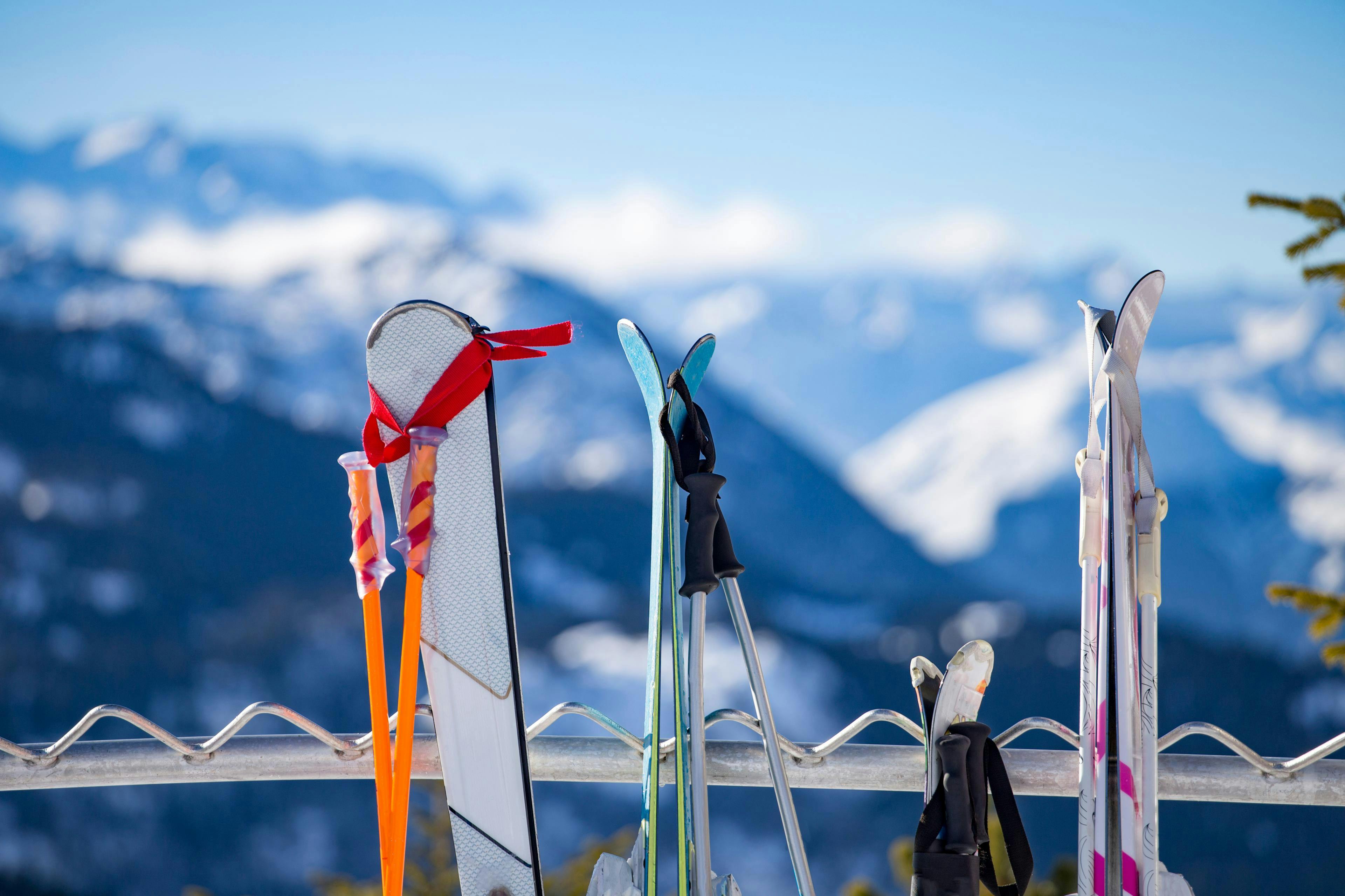 Skiausrüstung im Schnee.