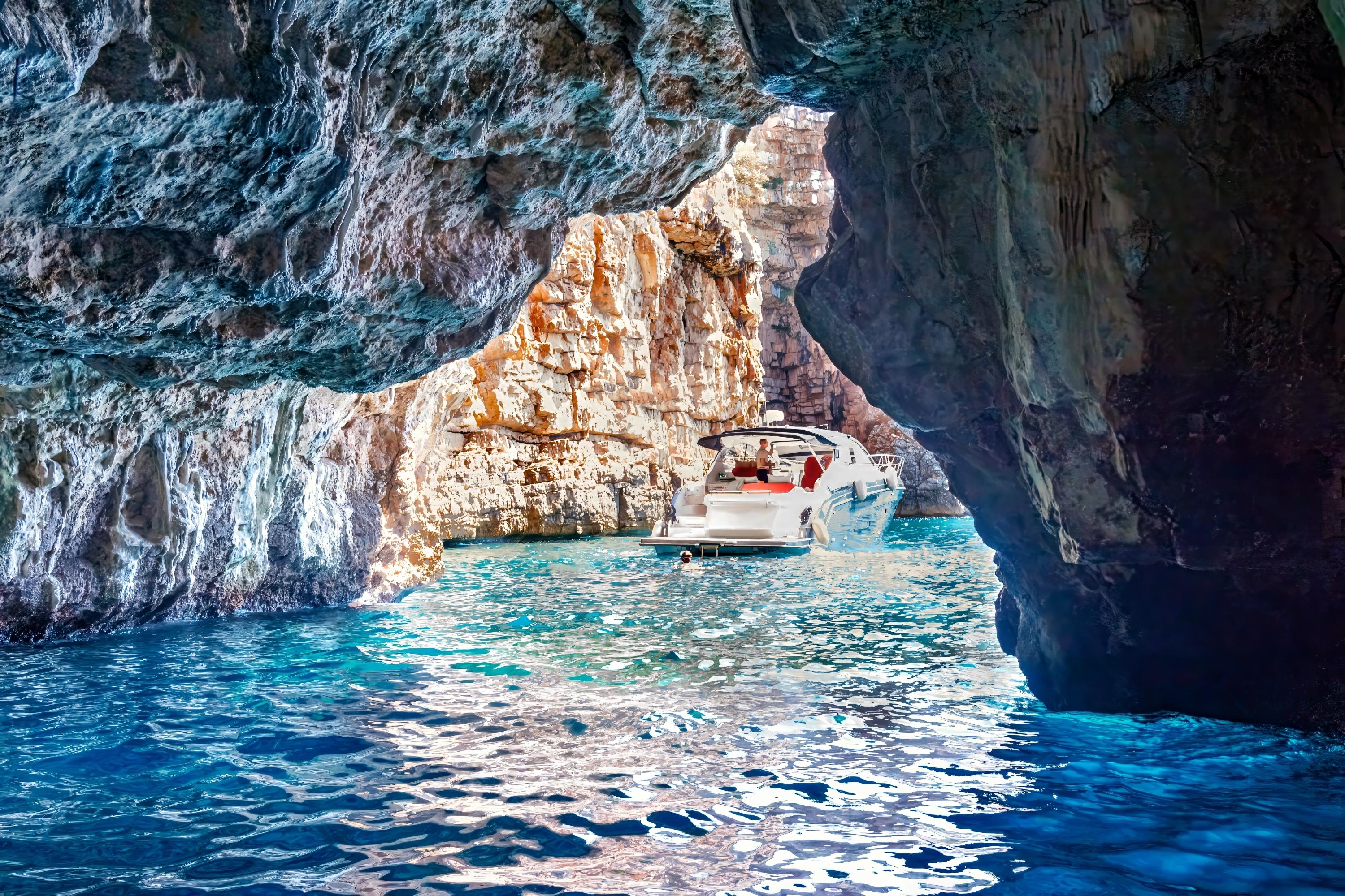 Die atemberaubende Blaue Grotte in Kotor, Montenegro, mit ihrem kristallklaren Wasser.