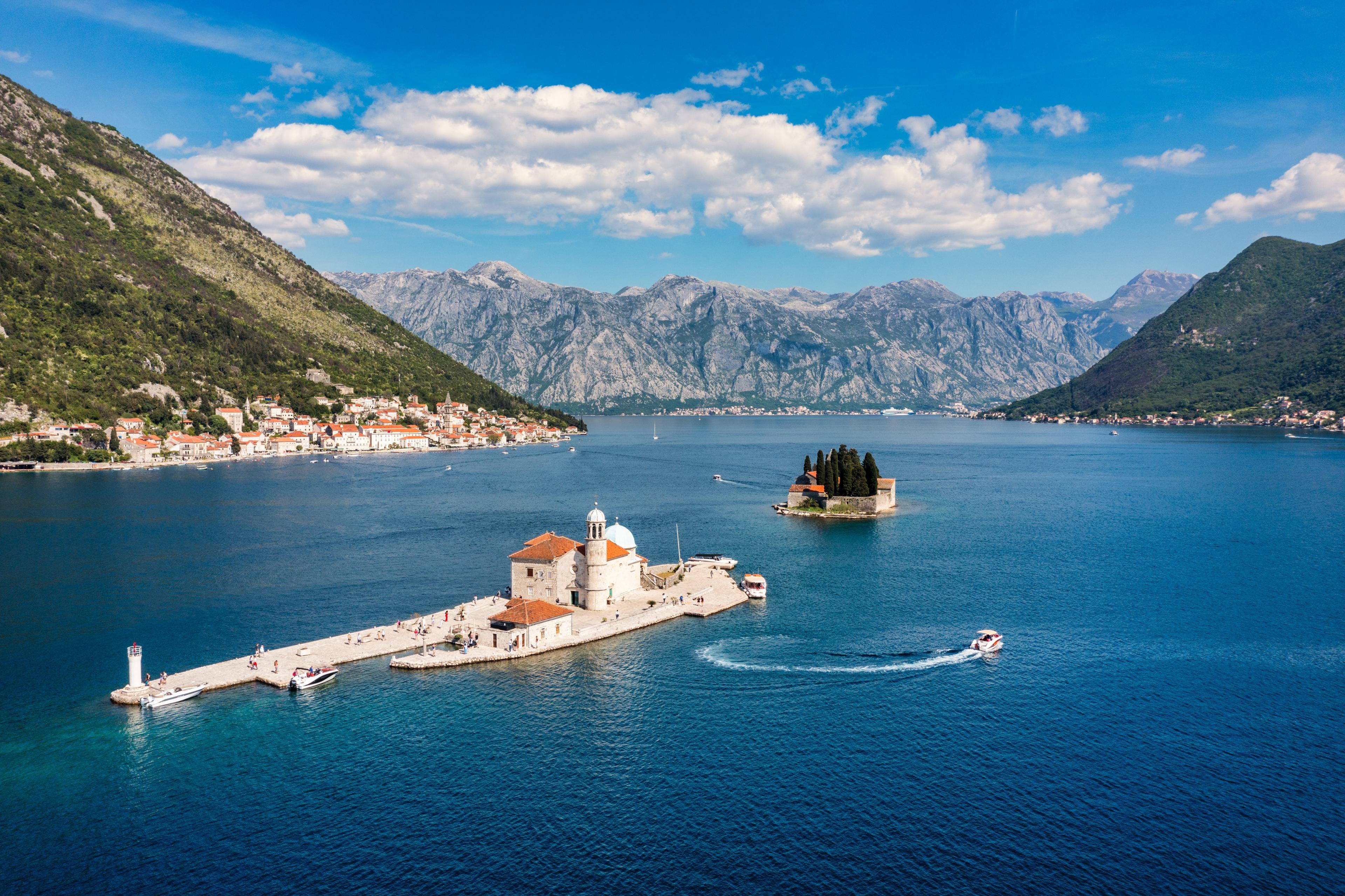 L’isolotto di Nostra Signora delle Rocce con la sua chiesa, circondato dalle acque blu della baia di Kotor.