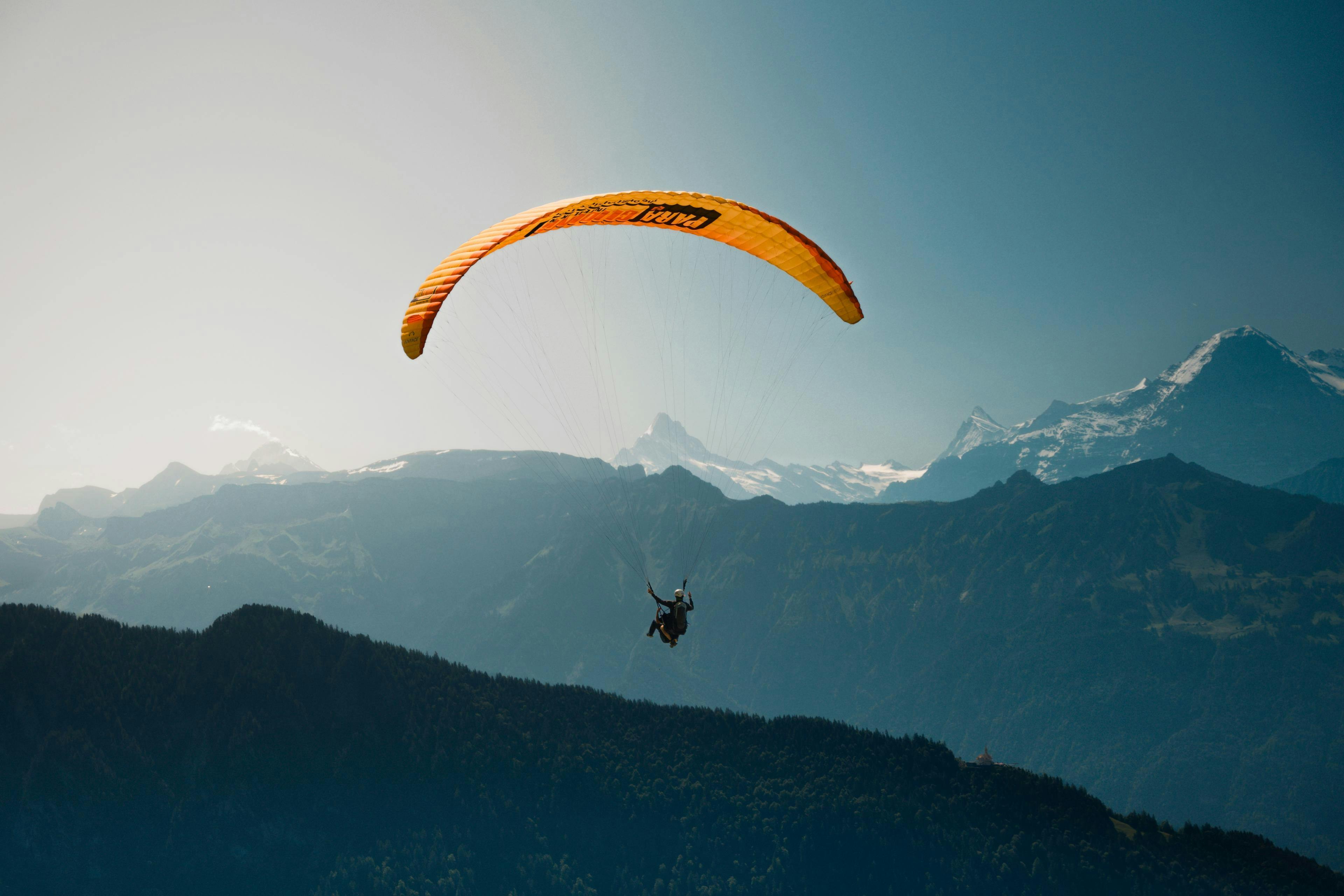 Paragliding vertical tile (c) Shutterstock - 1