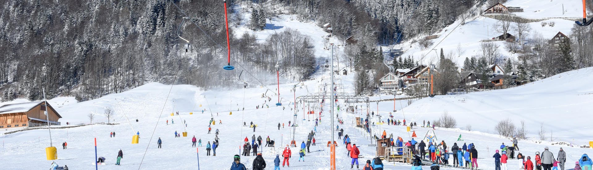 Vista del paesaggio montano soleggiato durante un corso di sci con scuole di sci a Engelberg.