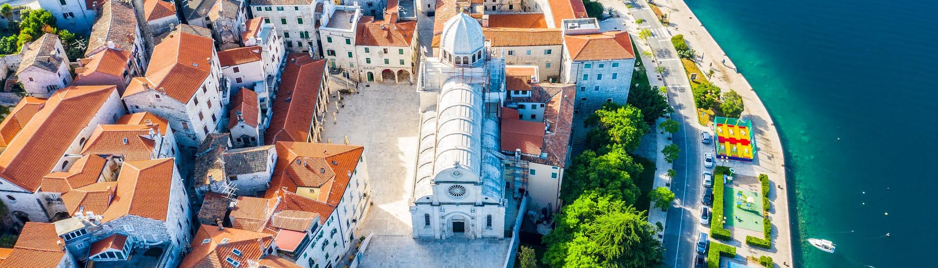 Luchtfoto van de stad Sibenik in Kroatië.