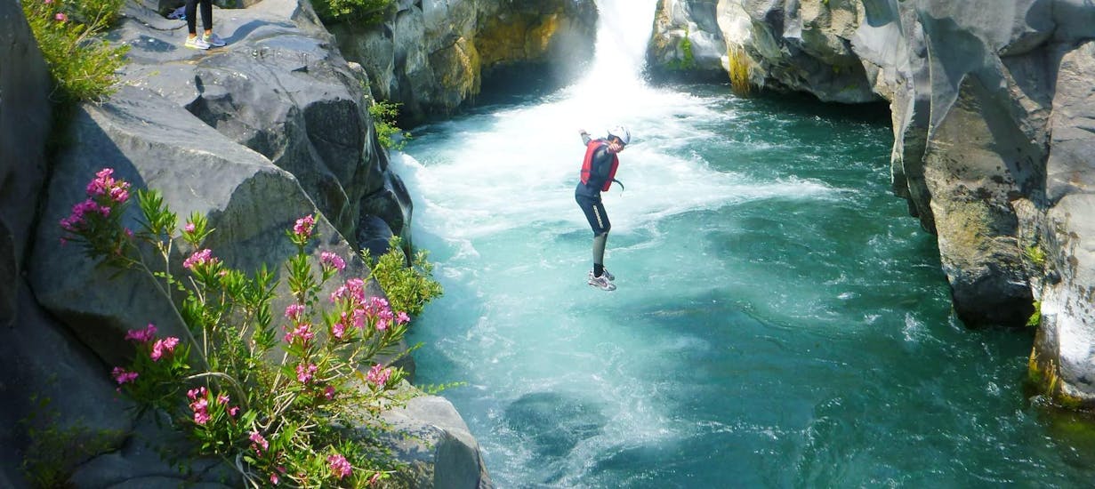 A brave participant jumping from a rock during the canyoning with Sicilia Adventure.