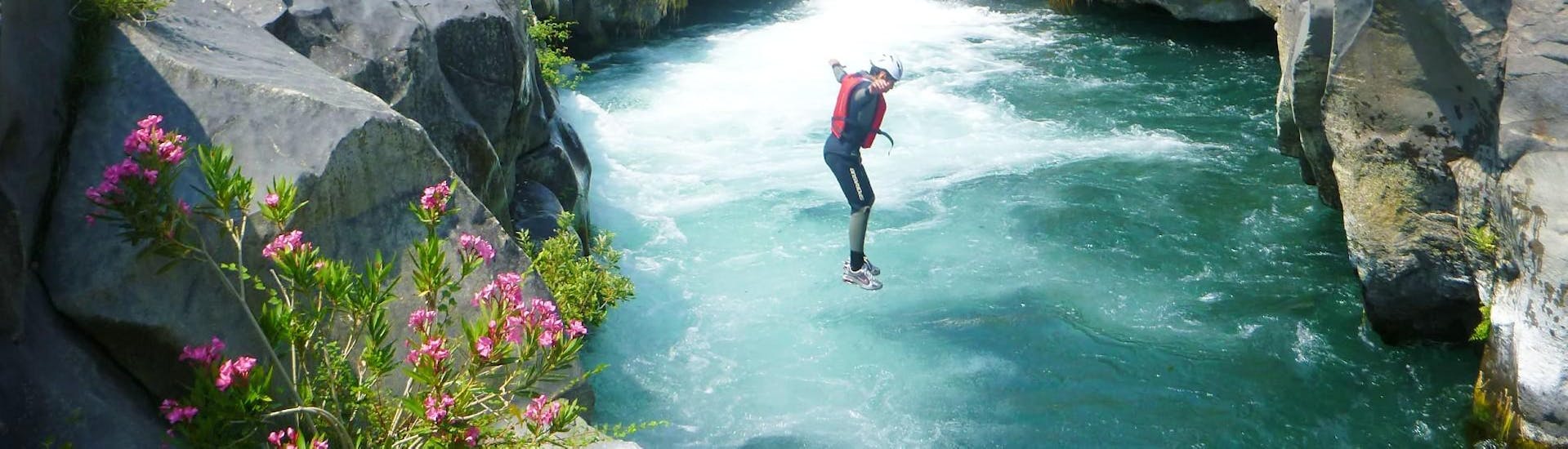 A brave participant jumping from a rock during the canyoning with Sicilia Adventure.