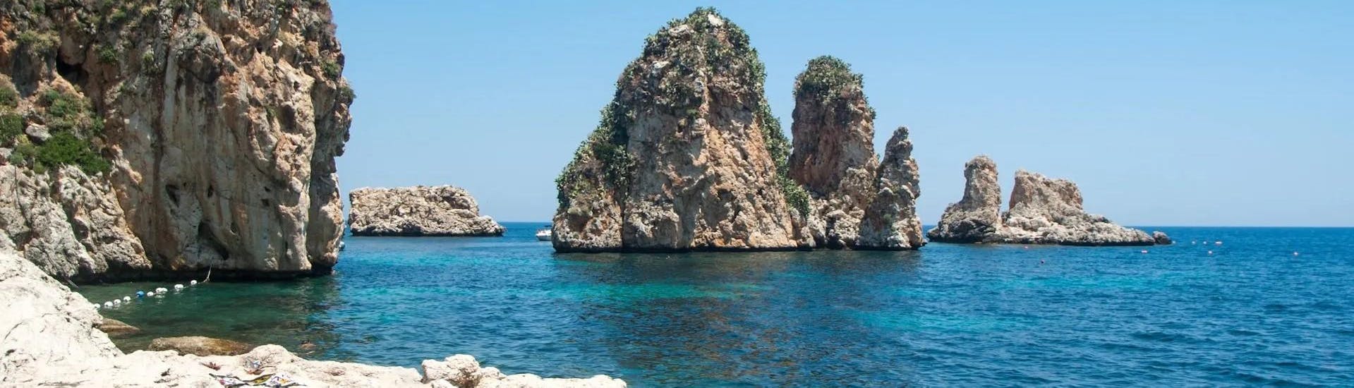 Vista dei Faraglioni di Scopello che potete visitare grazie al servizio di noleggio barche di Sicily Boat Dreams Castellammare.