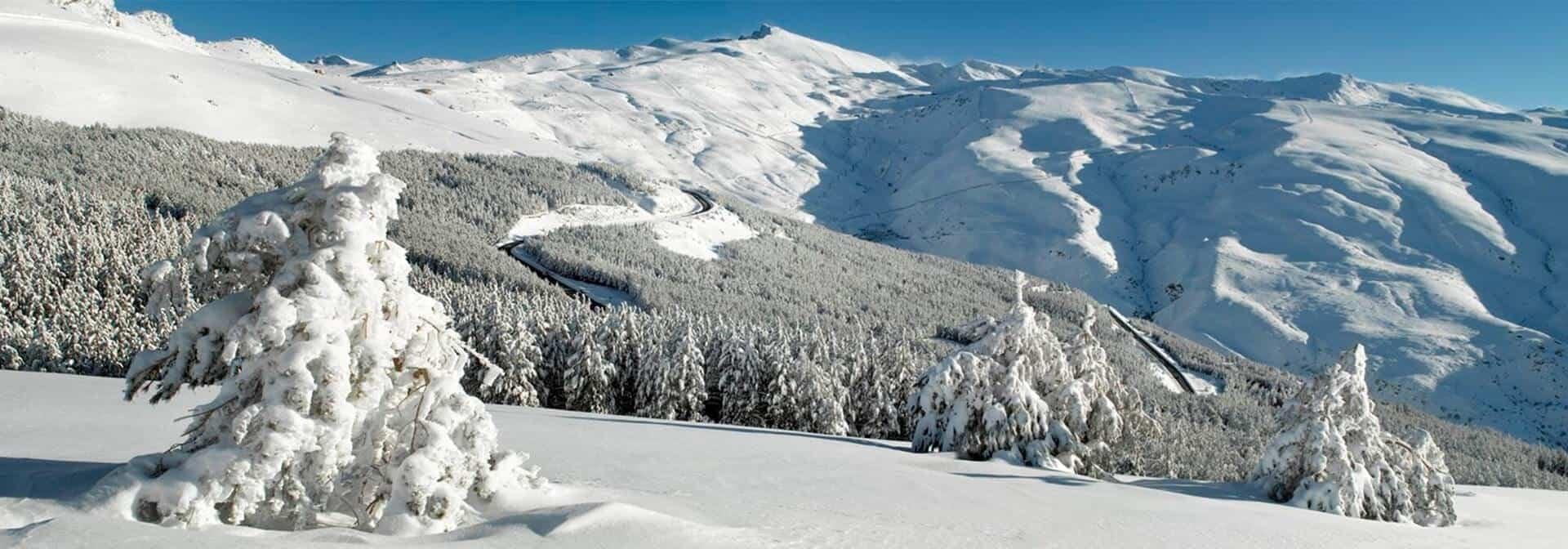 sierra-nevada-hero Beeindruckende Landschaften mit Bergen und Meer, wo Aktivitäten von Happy Ski Sierra Nevada stattfinden.