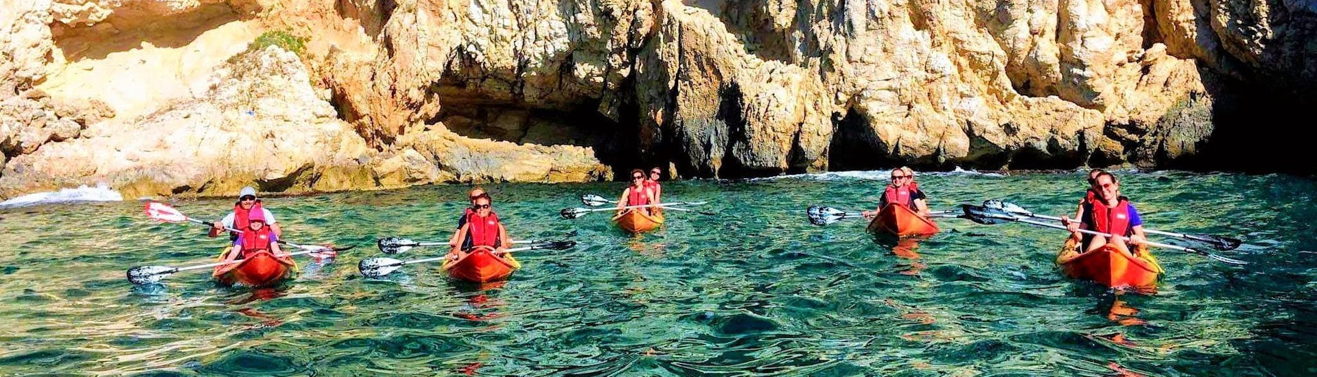 The tour participants paddle relaxed through the sea around Jávea together with Siesta Advisor Jávea.