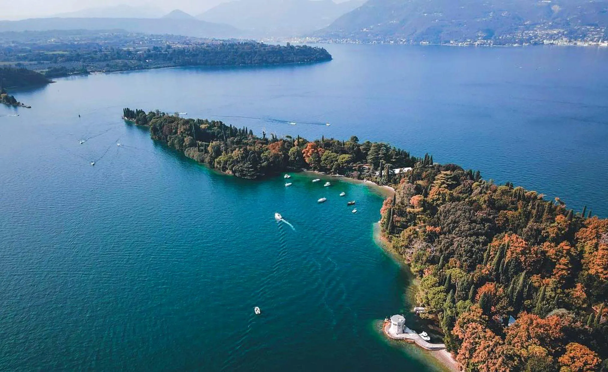 Garda Tours Panorama mozzafiato con montagne e mare, dove hanno luogo le attività di Garda Tours.