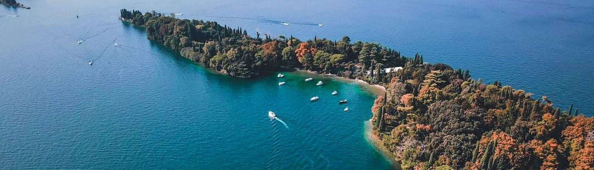 La meravigliosa penisola di Sirmione può essere ammirata in tutta la sua bellezza durante le nostre escursioni in barca. 