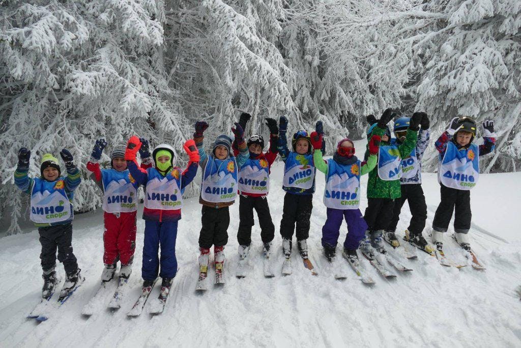 Ski Dino Vitosha Giovani sciatori pronti a scendere lungo le piste di Vitosha.