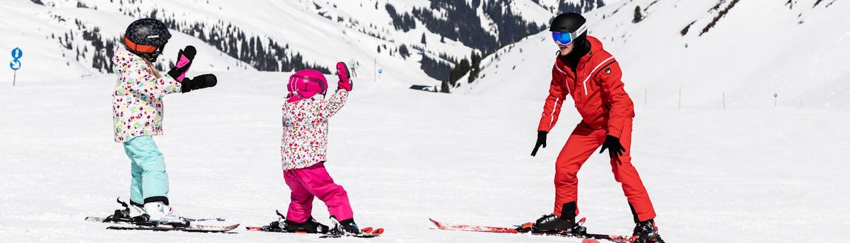 Skikurs für Anfänger - SEM Hero Zwei Kinder lernen das Skifahren bei einem Skikurs für Anfänger