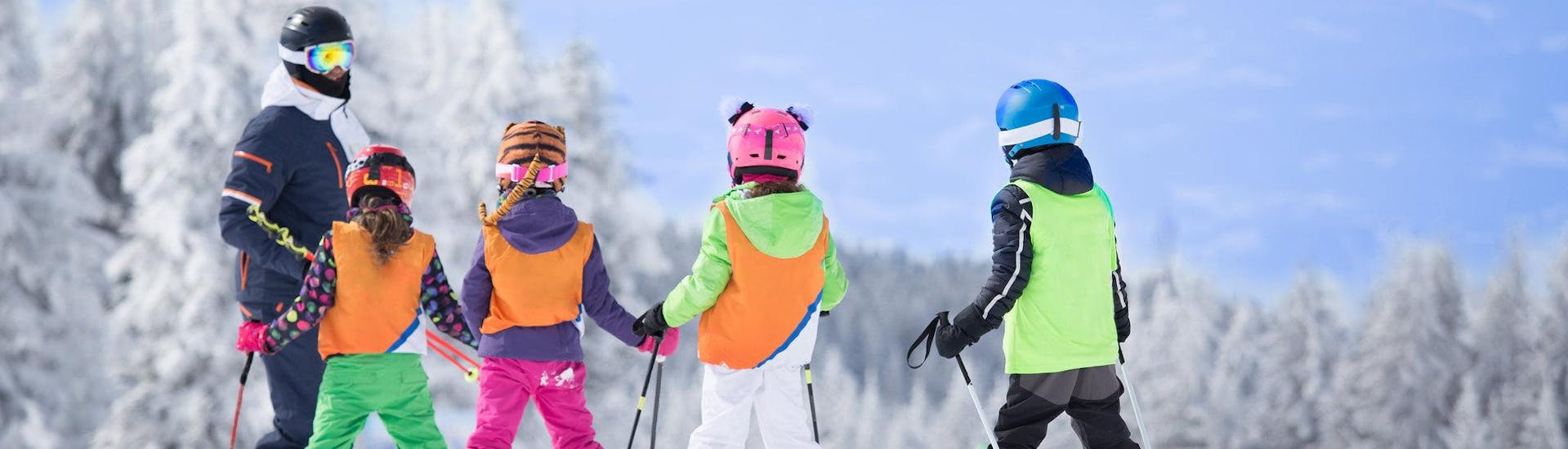 Eine Gruppe von Kindern während einer Skikurs auf Englisch.