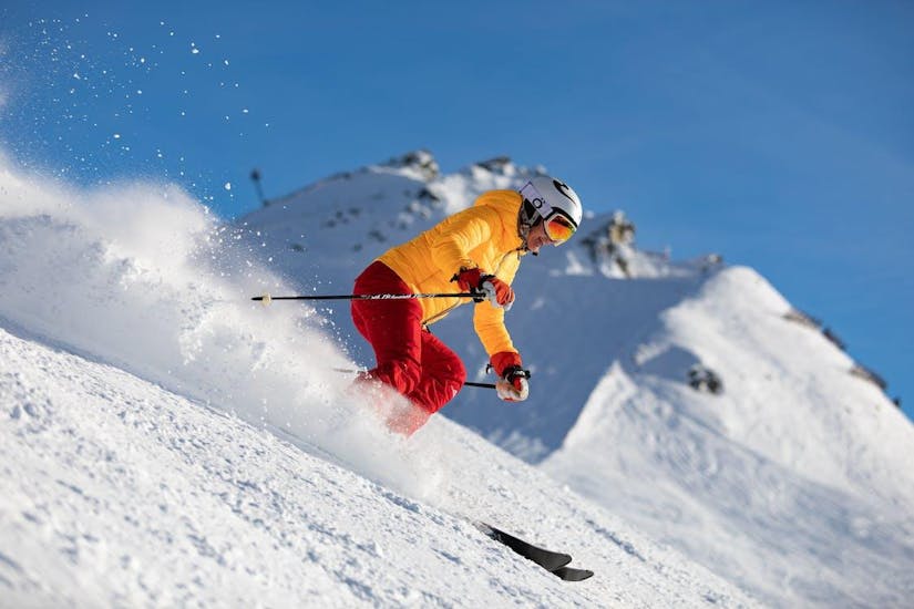 Uno sciatore sulle piste di Campo Felice durante una lezione di sci con la Scuola Sci Le Aquile Campo Felice.