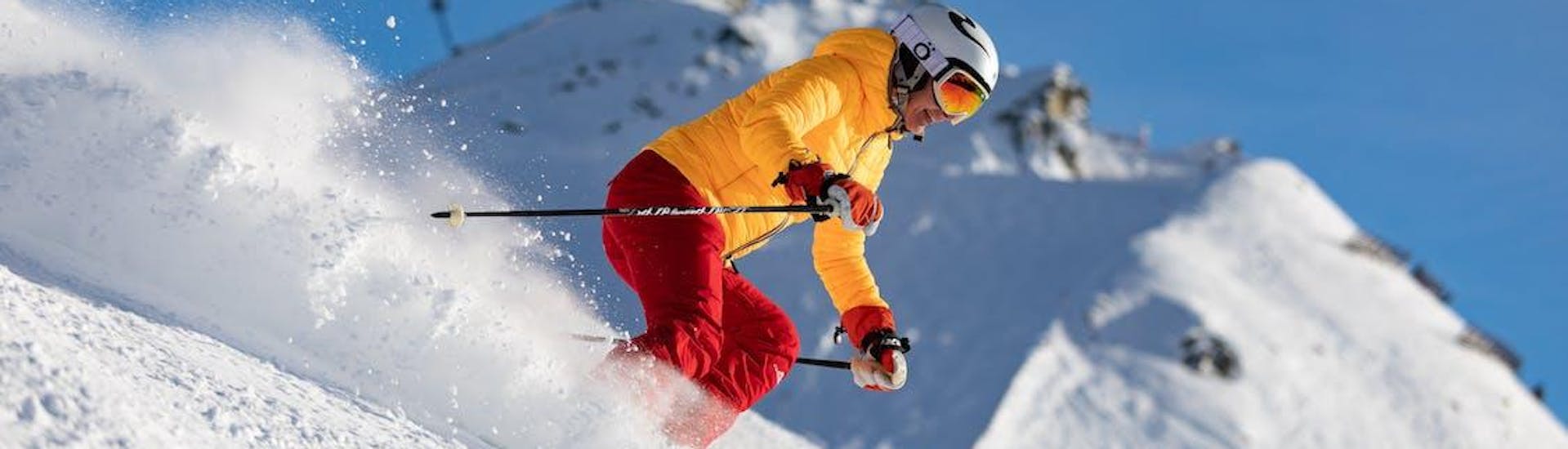 Un esquiador en las pistas de Campo Felice durante una clase de esquí con Scuola Sci Le Aquile Campo Felice.