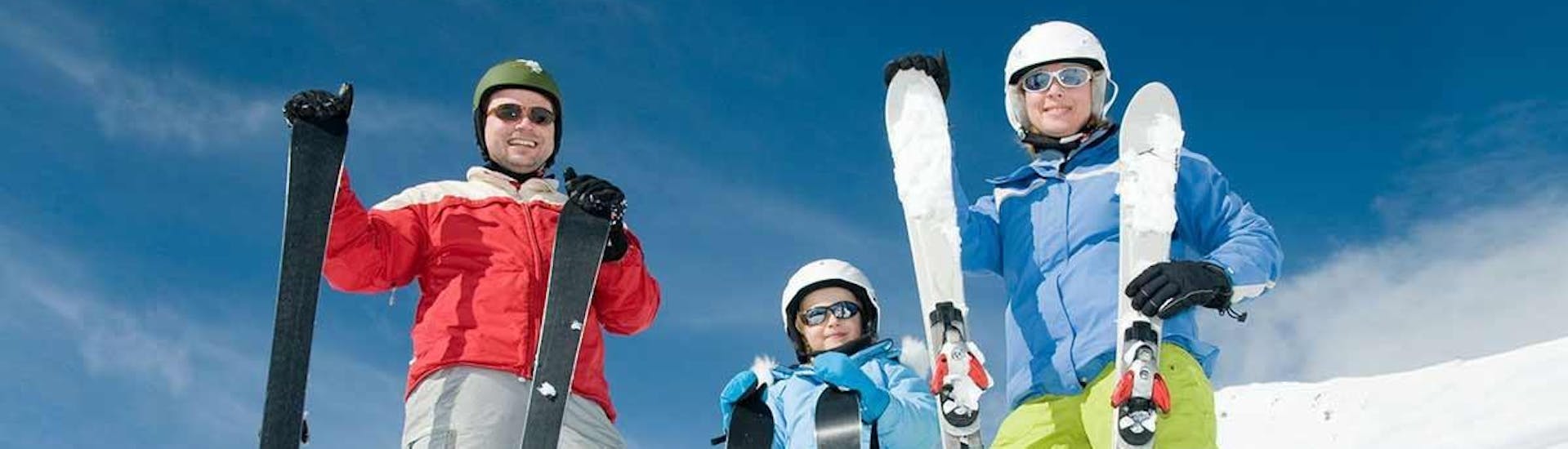 Los instructores de la escuela de esquí Snow&Go posan para una foto de grupo en la nieve y sonríen a la cámara.