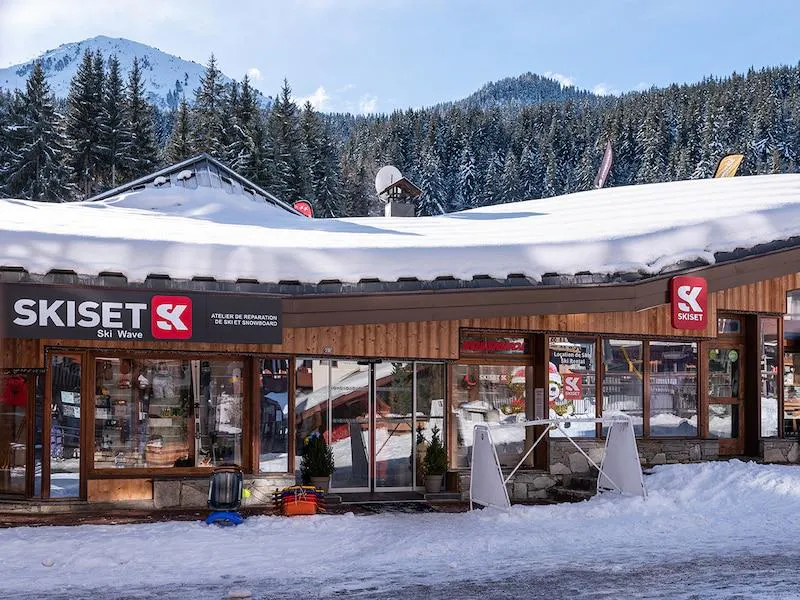 Beeindruckende Landschaften mit Bergen und Meer, wo Aktivitäten von Skiverleih Courchevel  stattfinden.