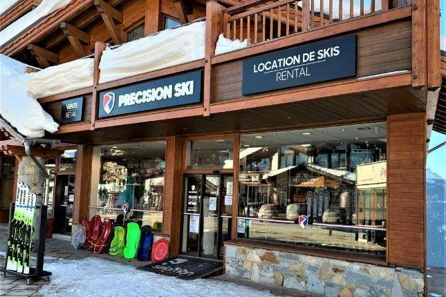 Magnifique paysage de montagnes et de mer, où se déroulent les activités de Location de ski Precision Ski La Rosière.