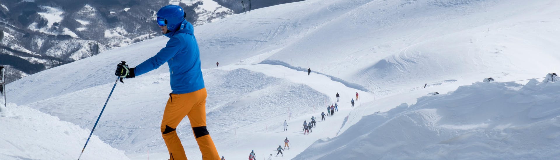 Uno sciatore scende le piste della stazione sciistica dell'Abetone in Val di Luce dove la scuola di sci impartisce lezioni di sci.