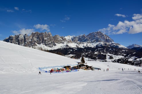 Blick auf ein Kinderland in Alleghe im Skigebiet Ski Civetta, wo die örtlichen Skischulen ihre Skikurse anbieten.