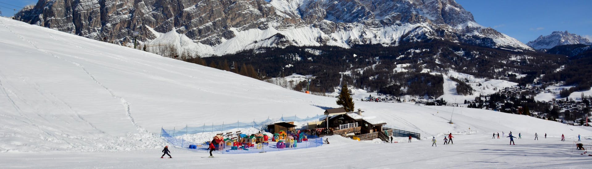 Vista di un campo scuola ad Alleghe nella stazione sciistica Ski Civetta, dove le scuole di sci locali offrono le loro lezioni di sci.