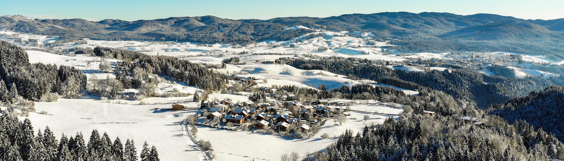 Vista di un villaggio sciistico in Altopiano durante la stagione invernale dove le scuole di sci danno lezioni di sci.