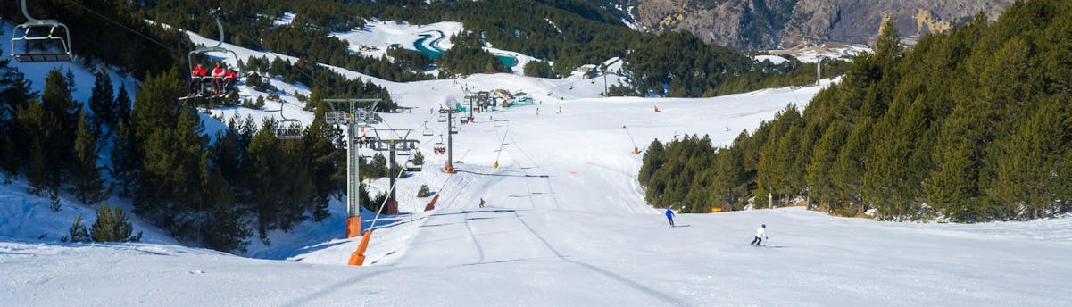 ski-school-andorra_SEM-Resort-Hero Image of a ski resort in Andorra during the winter where ski school providers offer skiing lessons.