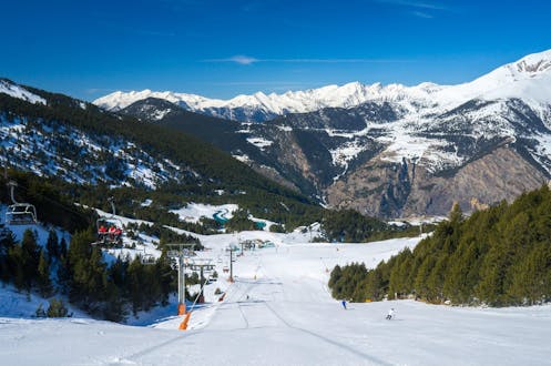 Image of a ski resort in Andorra during the winter where ski school providers offer skiing lessons.