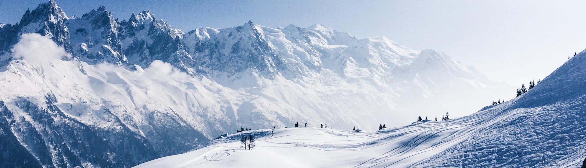 Vue sur le paysage alpin enneigé d'Argentière, où les écoles de ski locales proposent leurs cours de ski.