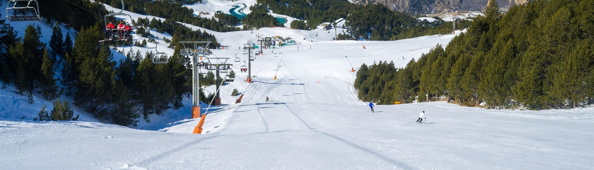 Skiërs op de pistes van Andorra naast de skilift.