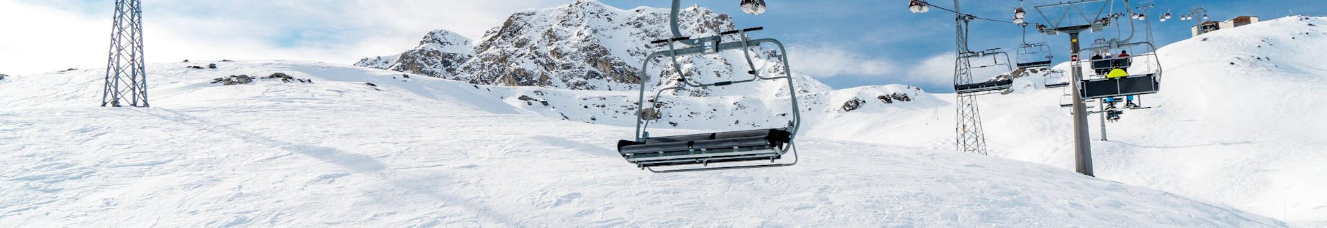 Skilift auf den Pisten von Arosa, lenzerheide in der Schweiz an einem sonnigen Tag.