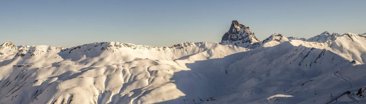 ski-school-astun_SEM-Resort-Hero View of the ski resort in Astún where ski schools offer their ski lessons.