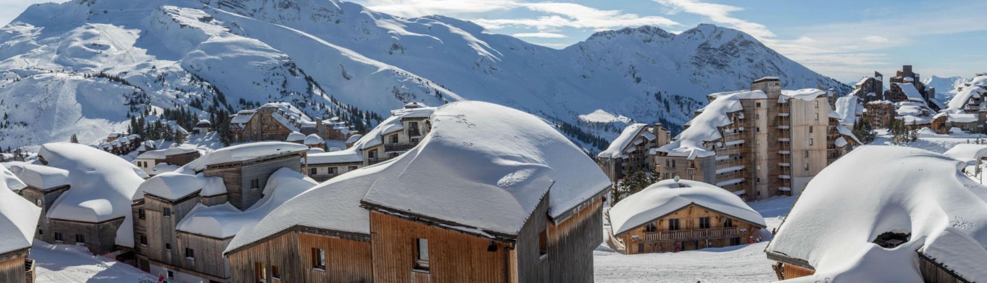 Ein Panoramablick über die schneebedeckten Berghütten und Hotels im französischen Skigebiet Avoriaz, wo örtliche Skischulen ihre Skikurse anbieten.