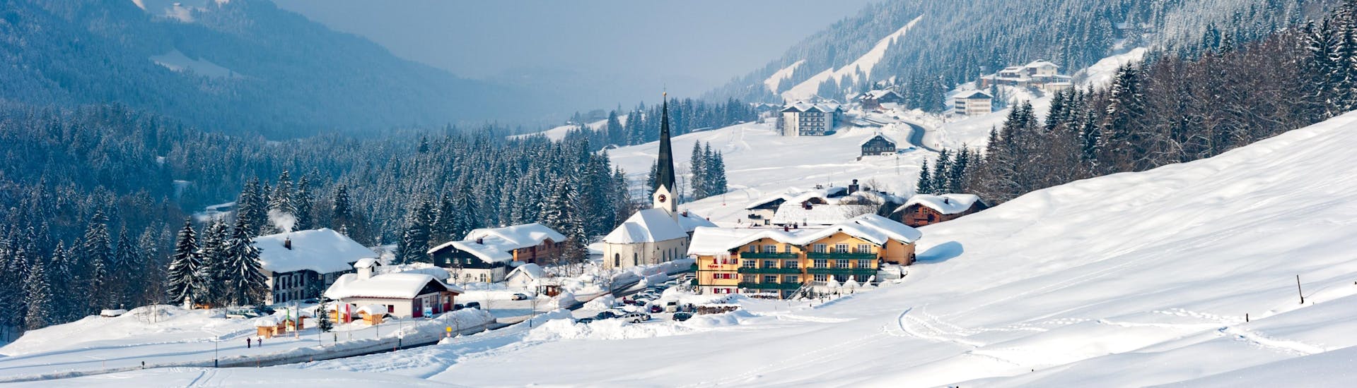 Ein Blick auf Balderschwang im Winter, einem verträumten kleinen Skigebiet in Bayern in dem Besucher bei einer der örtlichen Skischulen einen Skikurs buchen können.