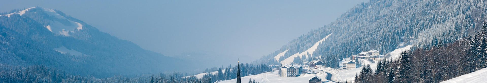 Ein Blick auf Balderschwang im Winter, einem verträumten kleinen Skigebiet in Bayern in dem Besucher bei einer der örtlichen Skischulen einen Skikurs buchen können.