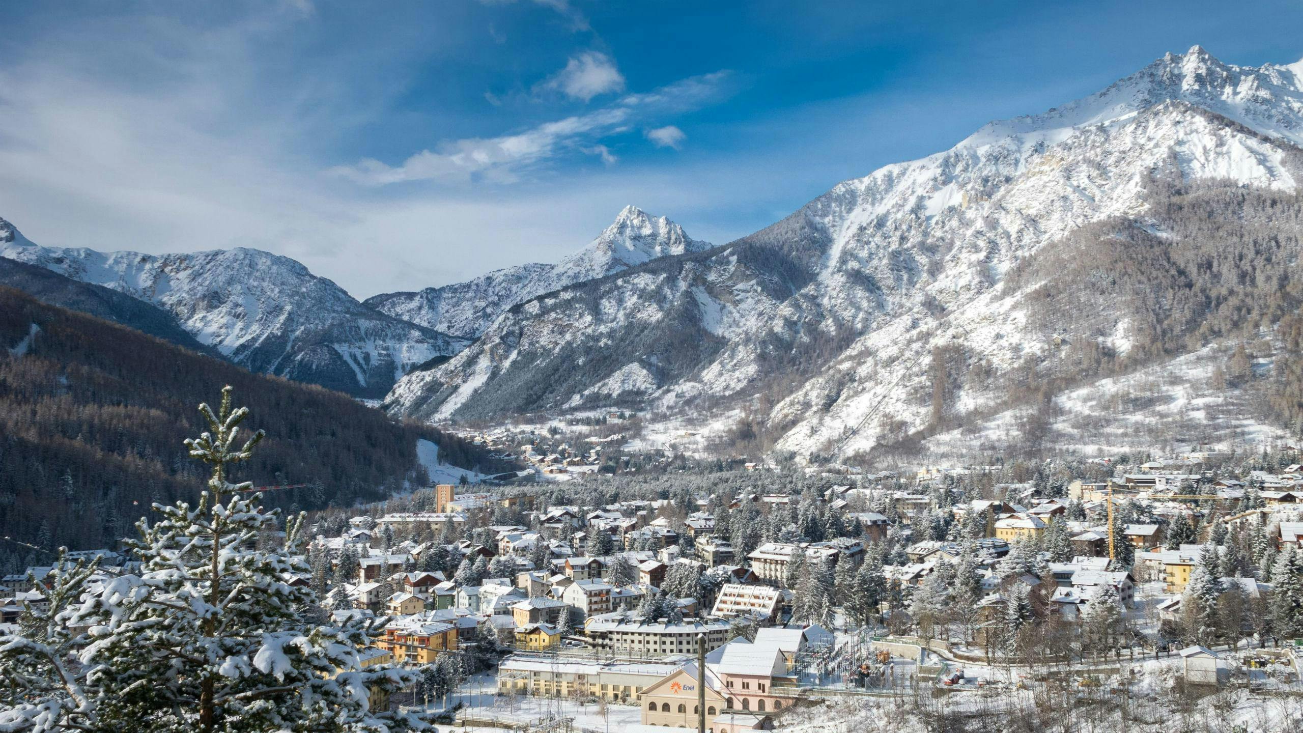 ski-school-bardonecchia_SEM-Resort-Hero Vista sul comune di Bardonecchia, dove le scuole di sci locali offrono le loro lezioni di sci.