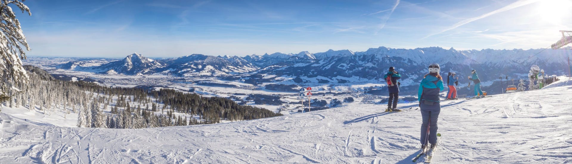 Panoramablick auf die Pisten von Bolsterlang in Bayern, wo die örtlichen Skischulen ihre Skikurse anbieten.