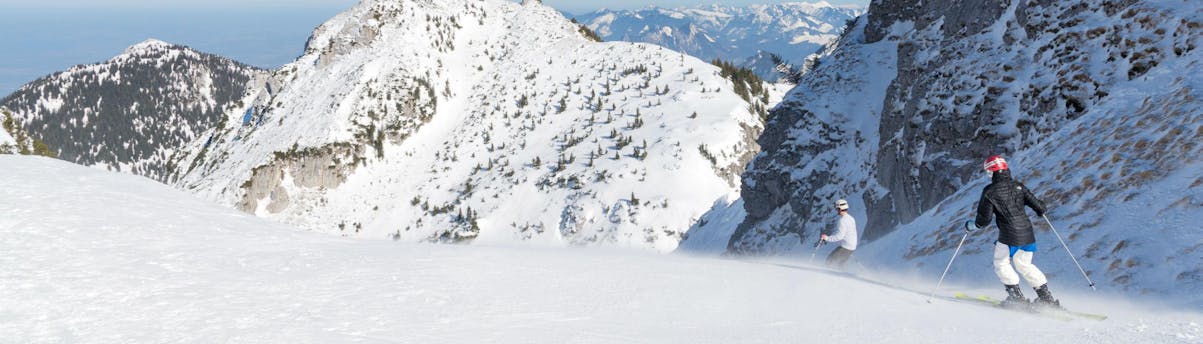 ski-school-bayrischzell-sudelfeld_SEM-Resort-Hero An image of two skiers on the ski slope in Bayrischzell - Sudelfeld, a popular German ski resort where those who want to learn to ski can book ski lessons with one of the local ski skools.