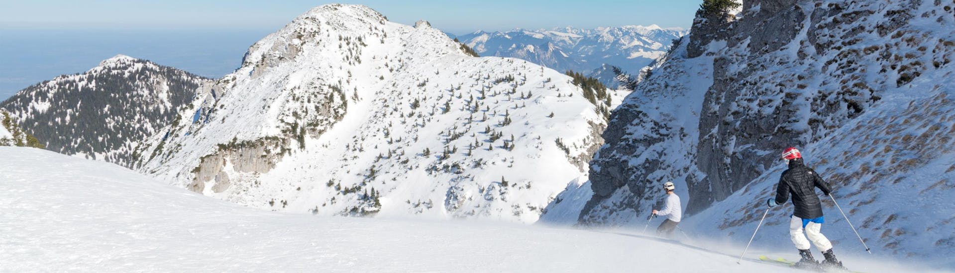 Vista del paisaje soleado de la montaña durante un curso de esquí con las escuelas de esquí en Bayrischzell - Sudelfeld.