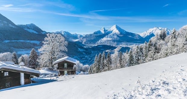 Ein Blick über die verträumte Winterlandschaft im Berchtesgadener Land, einem beliebten deutschen Skigebiet in dem Besucher bei einer der örtlichen Skischulen Skikurse buchen können.
