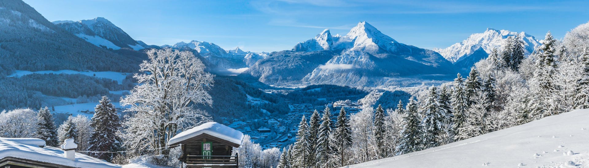Ein Blick über die verträumte Winterlandschaft von Obersalzberg im Berchtesgadener Land, einem beliebten deutschen Skigebiet in dem Besucher bei einer der örtlichen Skischulen Skikurse buchen können.