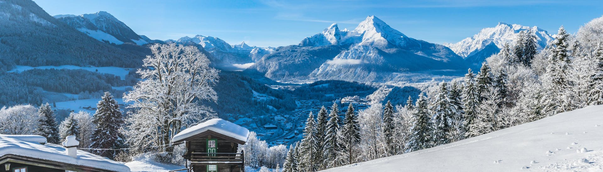Ein Blick über die verträumte Winterlandschaft von Berchtesgaden - Jenner, einem beliebten deutschen Skigebiet in dem Besucher bei einer der örtlichen Skischulen Skikurse buchen können.
