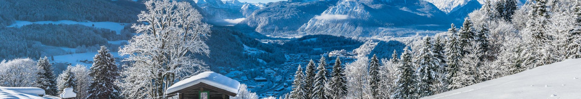 Ein Blick über die verträumte Winterlandschaft im Berchtesgadener Land, einem beliebten deutschen Skigebiet in dem Besucher bei einer der örtlichen Skischulen Skikurse buchen können.