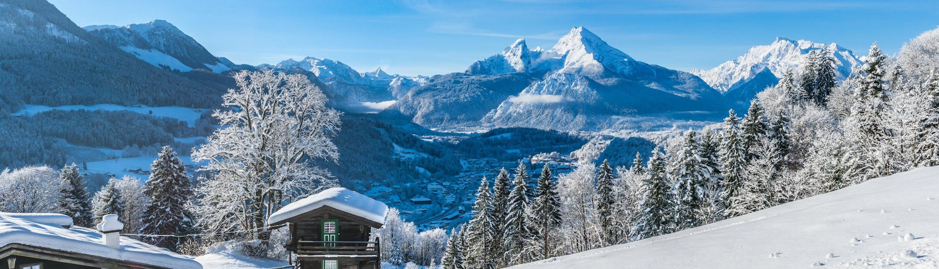Ein Blick über die verträumte Winterlandschaft nahe Bischofswiesen - Götschen im Berchtesgadener Land, einem beliebten deutschen Skigebiet in dem Besucher bei einer der örtlichen Skischulen Skikurse buchen können.