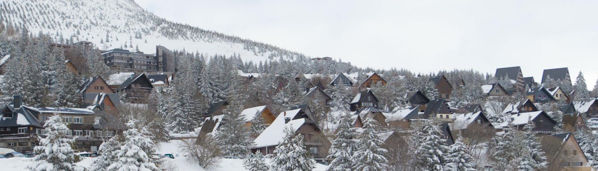 ski-school-besse-super-besse_SEM-Resort-Hero A view of the picturesque village of Besse - Super Besse, a French ski resort where visitors can book ski lessons with the local ski schools.